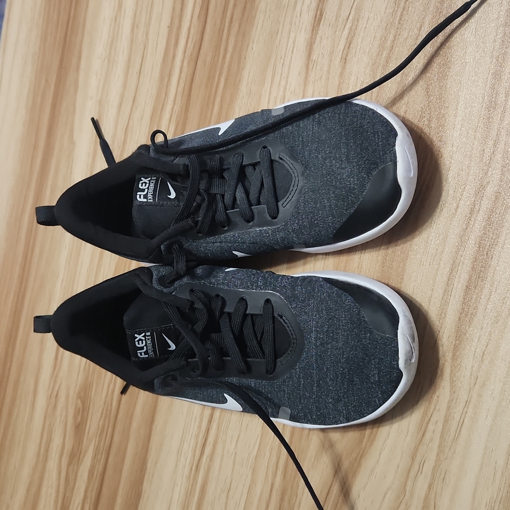 Nike Tennis Shoes Size 6